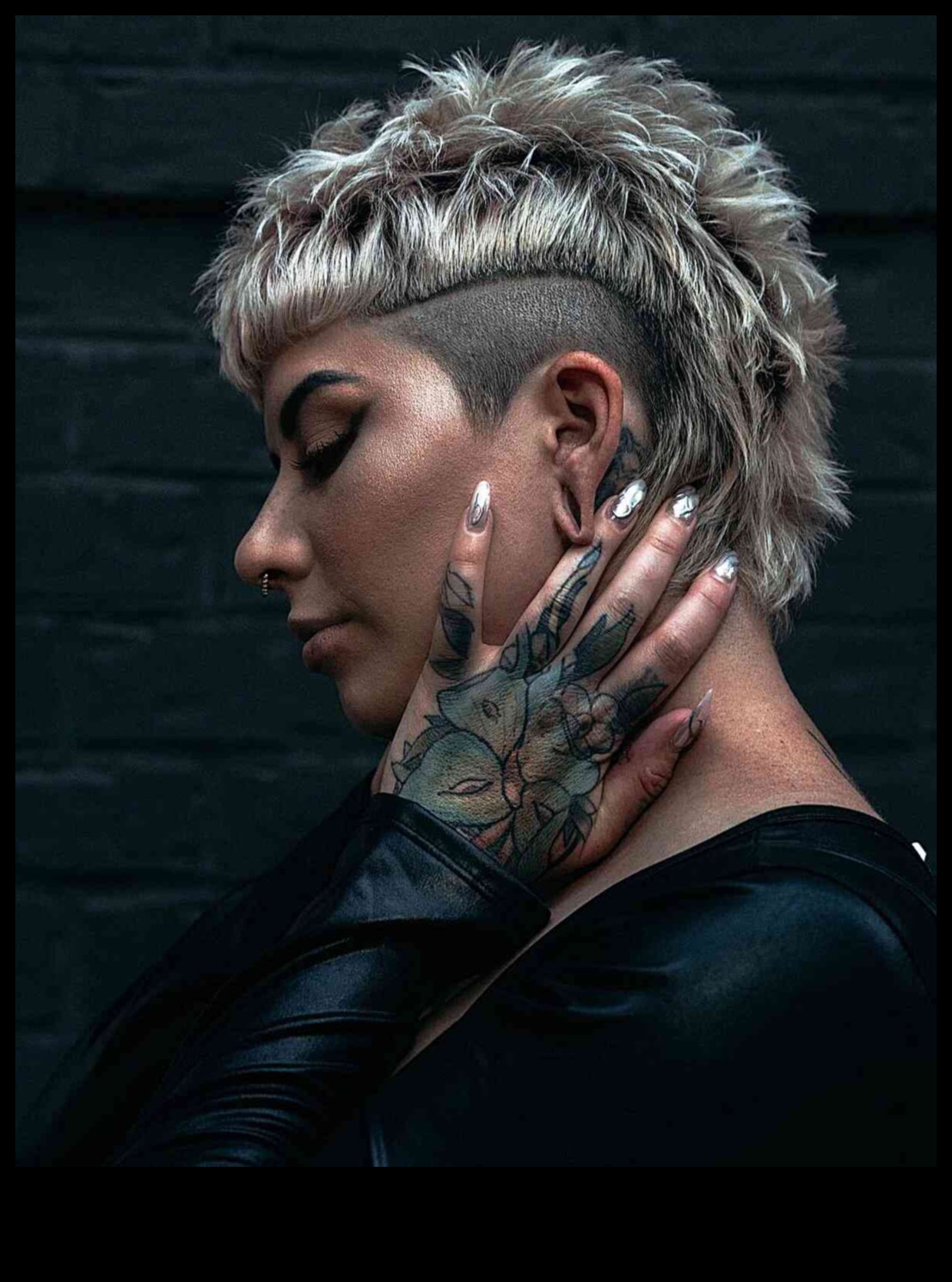 Edgy Elegance: Rocking κοντά κουρέματα με στάση