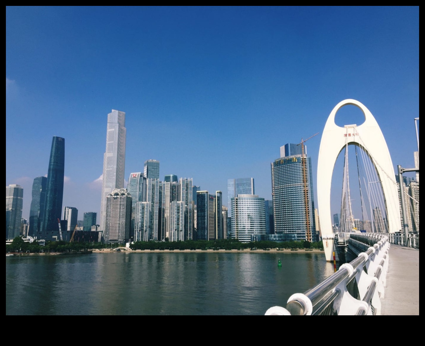 Αστικό τοπίο Charms: A Local Attractions Spellbook