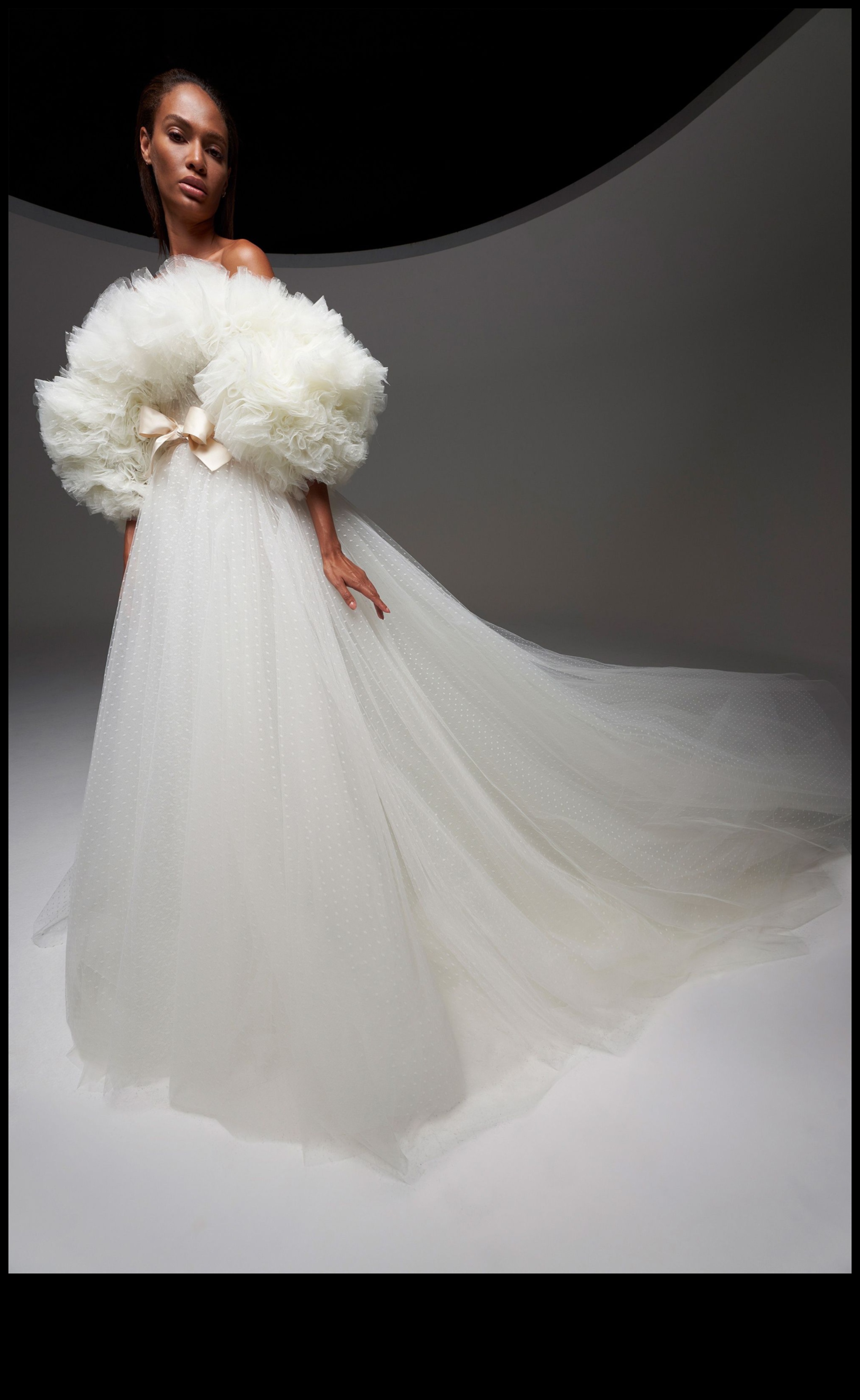 Couture Cool: Ανεβάστε την εμφάνισή σας με μοντέρνα νυφικά