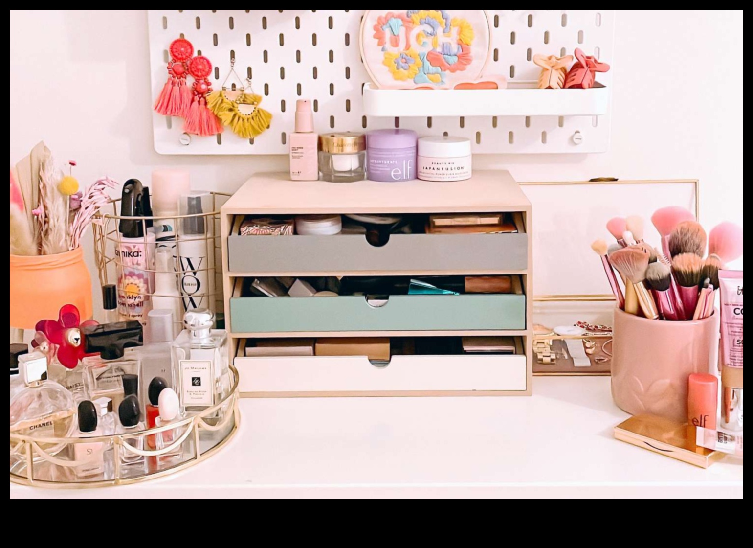 Hacks αποθήκευσης εργαλείων μακιγιάζ: Δημιουργικοί τρόποι για να διατηρήσετε τη συλλογή σας σε τάξη