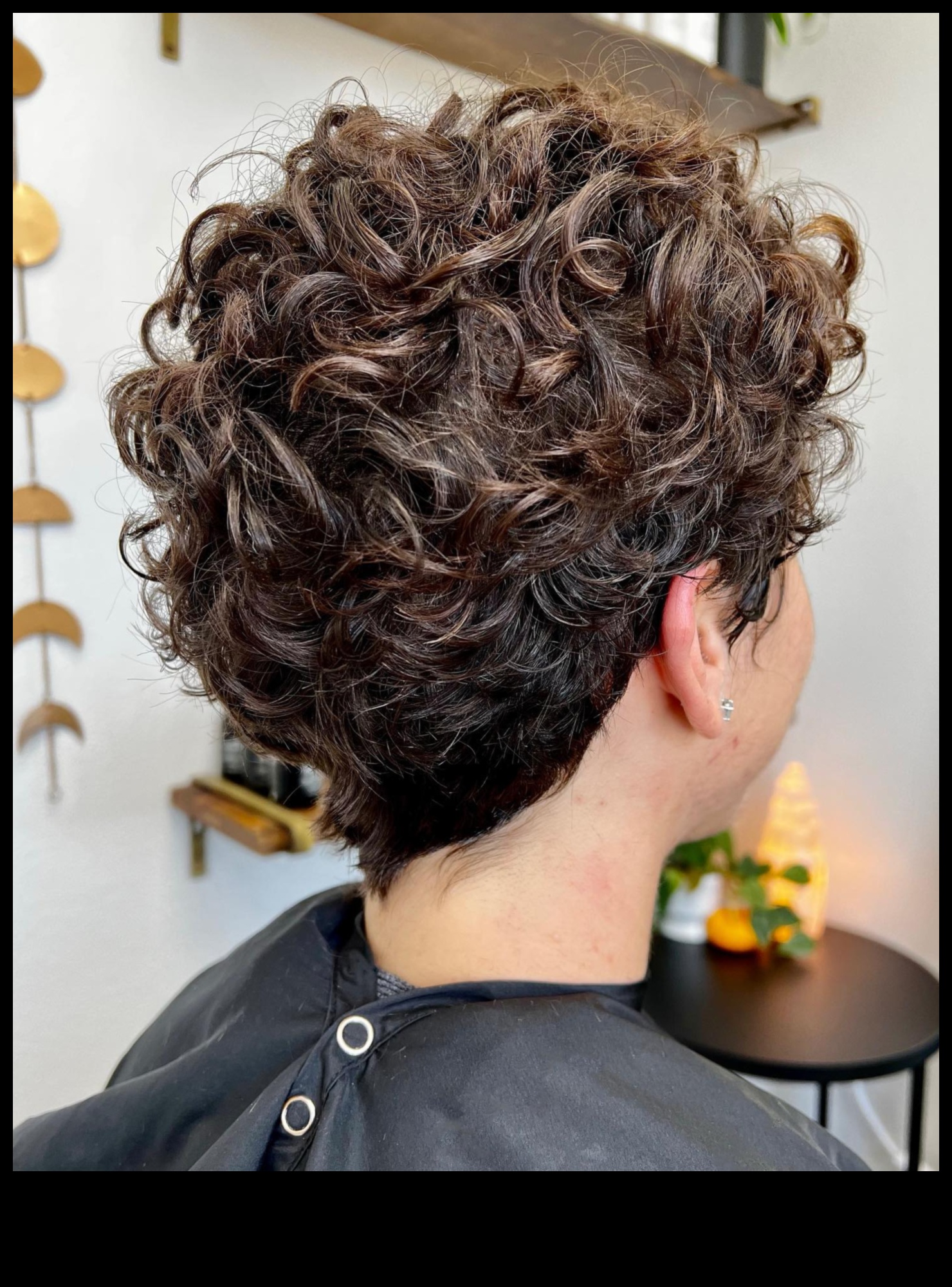 Παιχνιδιάρικες μπούκλες Pixie: Κοντά και πνεύματα χτενίσματα για διασκεδαστική εμφάνιση