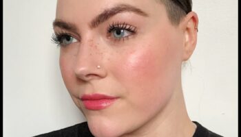 Foundation Hacks: Δημιουργικοί τρόποι για να χρησιμοποιήσετε τη βάση του μακιγιάζ σας για διαφορετικές εμφανίσεις