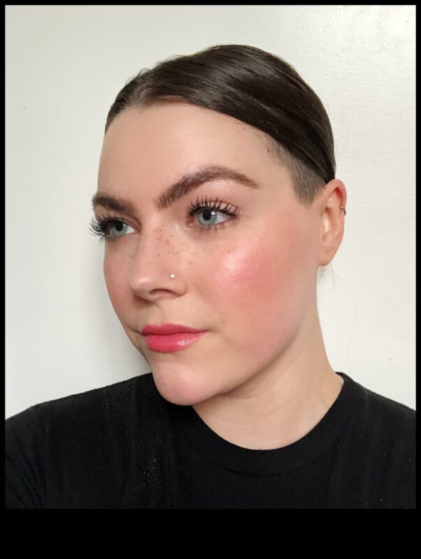 Foundation Hacks: Δημιουργικοί τρόποι για να χρησιμοποιήσετε τη βάση του μακιγιάζ σας για διαφορετικές εμφανίσεις