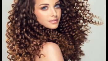 Οι καμπύλες και οι στροβιλισμοί συνεχίζονται: Ένας οδηγός για υπέροχα κυματιστά μαλλιά